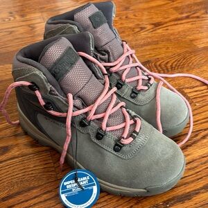 NWT women sz 8 Columbia grey and pink hiking boots